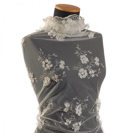 Krajka na tylu s květinovým aplikacemi smetana/stříbro