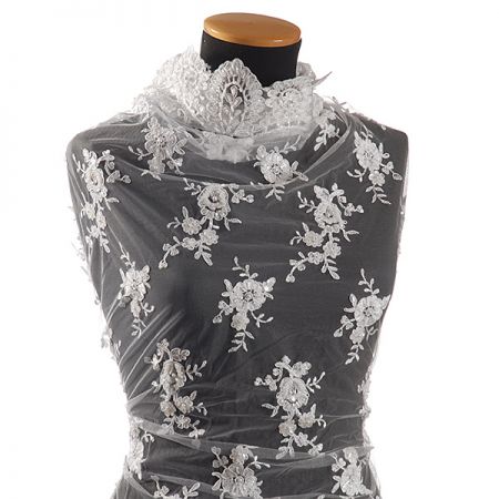 Krajka výšivka na tylu rokajl/perličky/flitry bílá