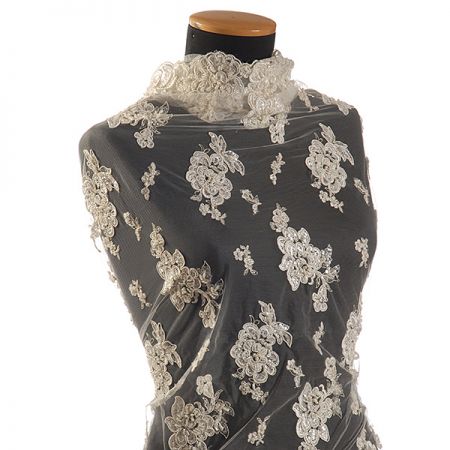 Krajka výšivka na tylu/korálky/flitry/rokajl smetanová