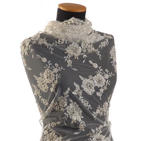 Krajka výšivka na tylu korálky/rokajl/perličky