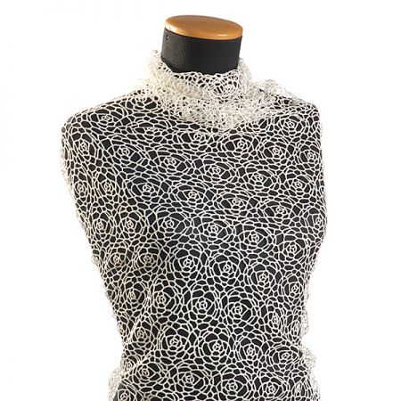 Efektní hrubá krajka motiv růží slonová kost