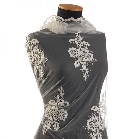 Efektní bordurová krajka na tylu slonová kost