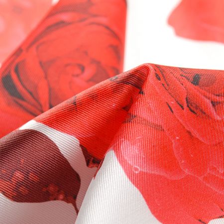 Mikado tkanina se vzorem červených růží 