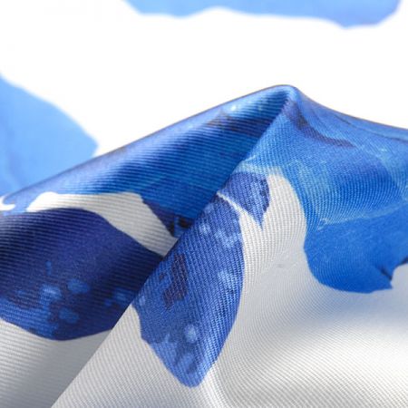 Mikado tkanina se vzorem modrých růží 