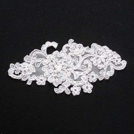 Krajková aplikace s korálky bílá