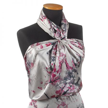 Hedvábný satén květinový motiv japonská višeň