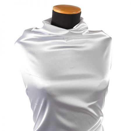 Krep satén perlový pružný bílý