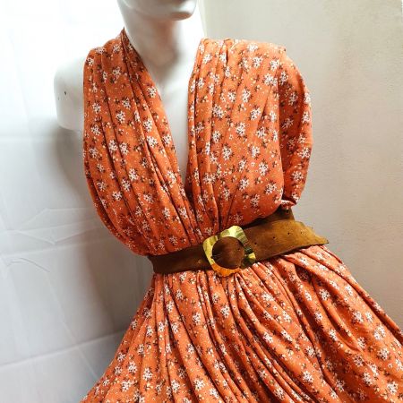 Viskozová šatová látka tisk malé květy skořicová