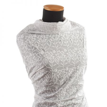 Madeira vyšívaná látka vzor květy a listy bílá II.jakost