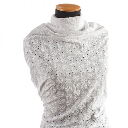 Madeira vyšívaná látka vzor spirála květy bílá II.jakost