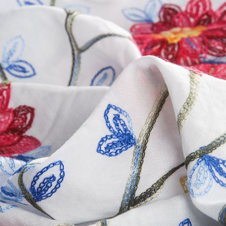 Viskozová letní látka s výšivkou bílá modrá