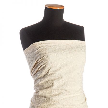 Krajka madeira se vzorem květů a motýlků