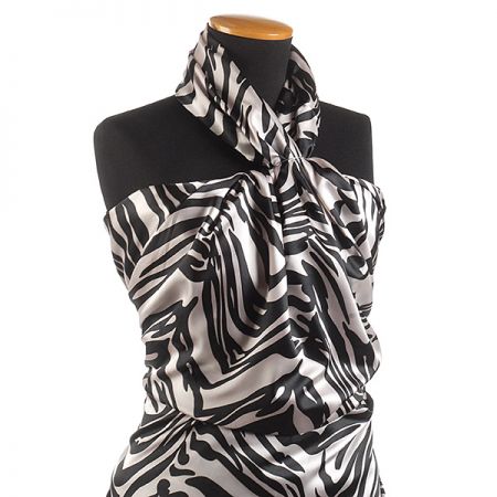 Satén pružný motiv zvířecí černý/lomená bílá kupón 3 m za cenu 2 m