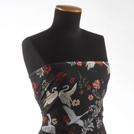 Šifon jemný se vzorem labutí a květin černý