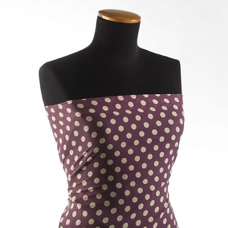 Šifon vzor puntík smetanový na růžovofialovém 