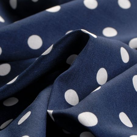 Viskozová šatová látka puntík bílá/tm.modrá