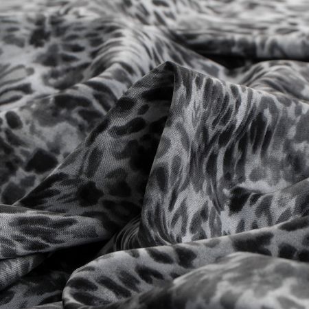 Viskozová šatová látka zvířecí motiv černá