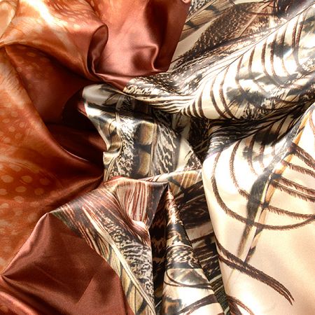 Satén vzor paví pera a zvířecí motiv