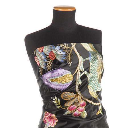 Satén vyšívaný vzor páv/květy černý