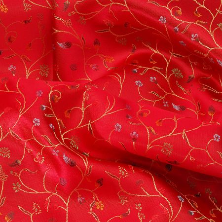 Látka brokát květy na červeném podkladě