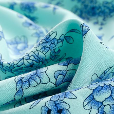 Viskozová šatová látka květy v mintmodrá