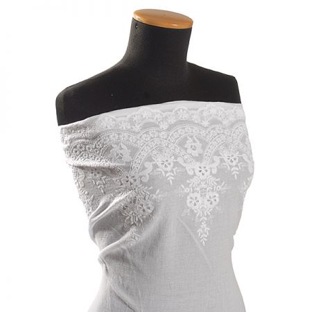 Jemný žoržet s výšivkou květinový vzor bílá