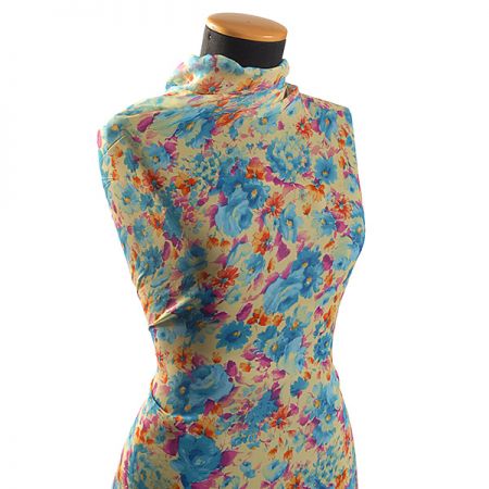 Jemný šifon květinový motiv pastel žlutá