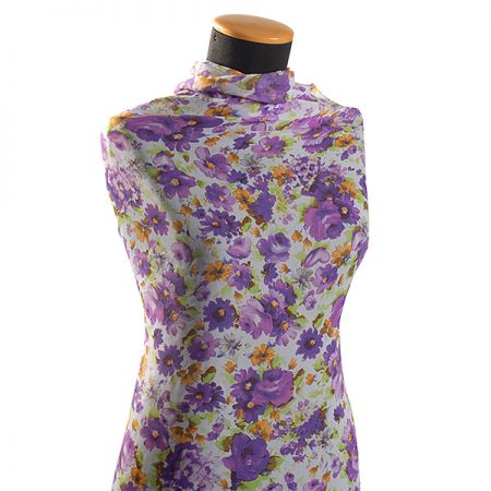 Jemný šifon květinový motiv pastel fialová