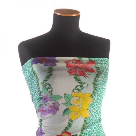 Úplet  žoržet signovaný Rosamund Pelegrieni