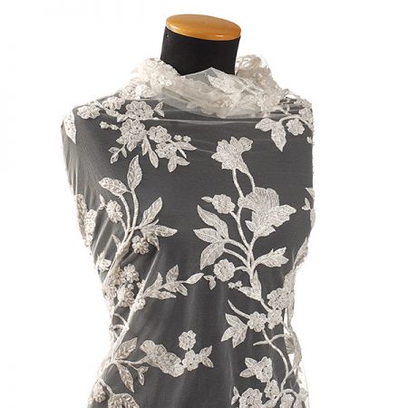 Exkluzivní krajka výšivka na tylu bílá