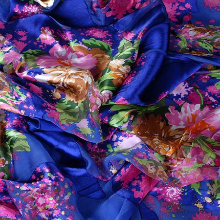 Hedvábný šifon květinový motiv modrý