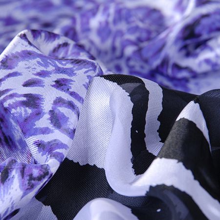 Hedvábný šifon zvířecí motiv fialovočerný
