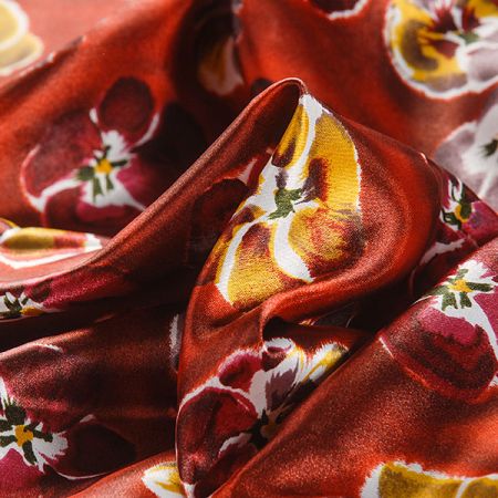 Satén nepružný květinový vzor macešky 