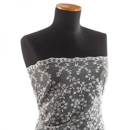 Krajka tylová drobná výšivka slonová kost