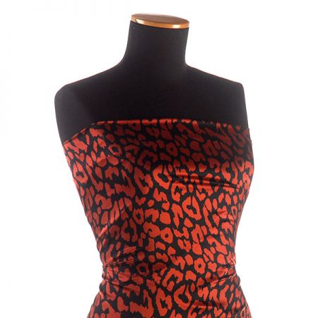 Hedvábný satén zvířecí vzor skořicový