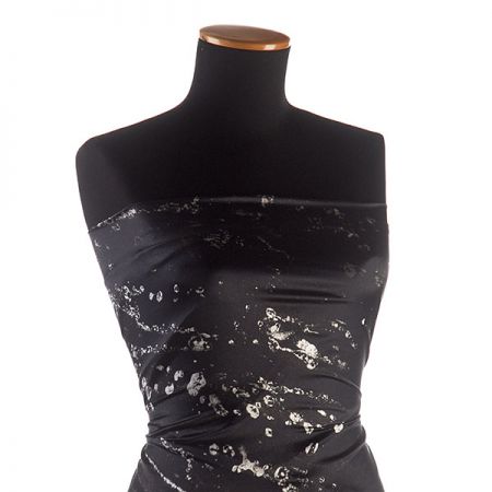 Hedvábný atlas kupón kapky vody černá bílá