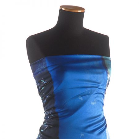 Satén nepružný geometrický vzor s květy modrý