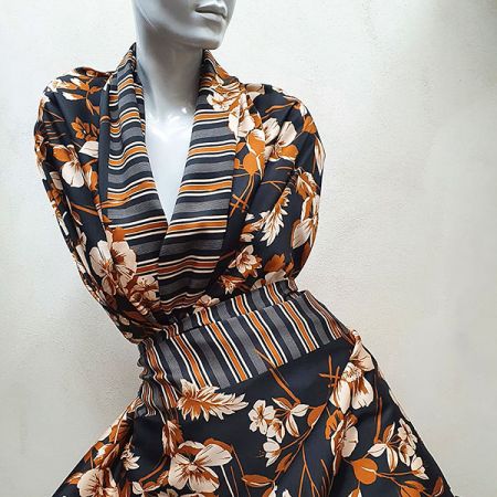 Šatová látka imitace hedvábí vzor květů hnědá