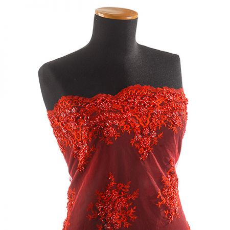 Krajka výšivka na tylu s korálky rokajlem červená