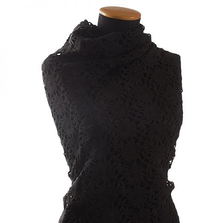 Hrubá bavlněná krajka květinový motiv černá