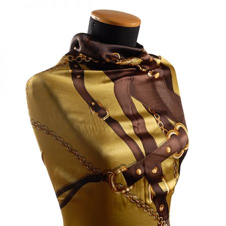 Hedvábná látka kupón přezky zlatá 