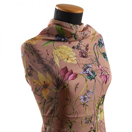 Hedvábný žoržet rozkvetlá louka