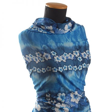 Bavlněný etamín květinový motiv modrá/bílá 