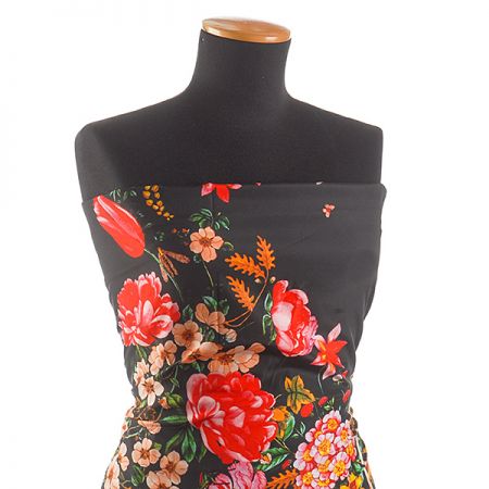 Krepsatén látka tisk květin černá