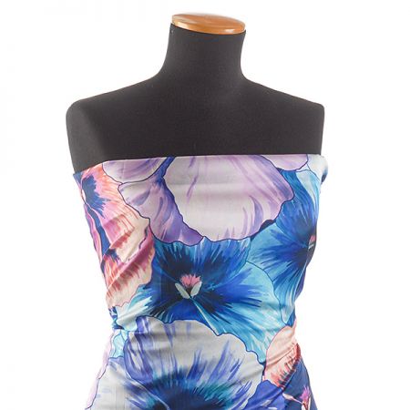 Saténová látka tisk velké květy macešky modré