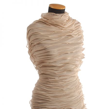 Efektní tyl s voálny béžové barvy