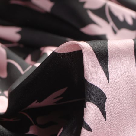 Hedvábný satén vzor květů starorůžvé barvy/černá