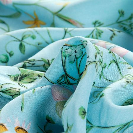 Viskozová šatovka květinový vzor světle modrá