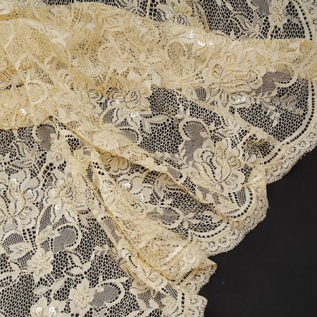 Krajka korálky, rokajl a flitry béžové barvy