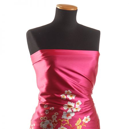 Atlas kimono variace pnoucích květů růžová